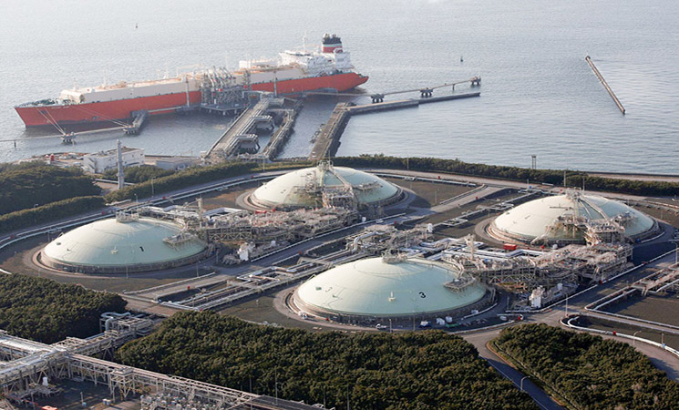 FILE PHOTO: Liquefied natural gas (LNG) storage tanks and a membrane-type tanker are seen at Tokyo Electric Power Co.'s Futtsu Thermal Power Station in Futtsu, east of Tokyo February 20, 2013. REUTERS/Issei Kato/File Photo